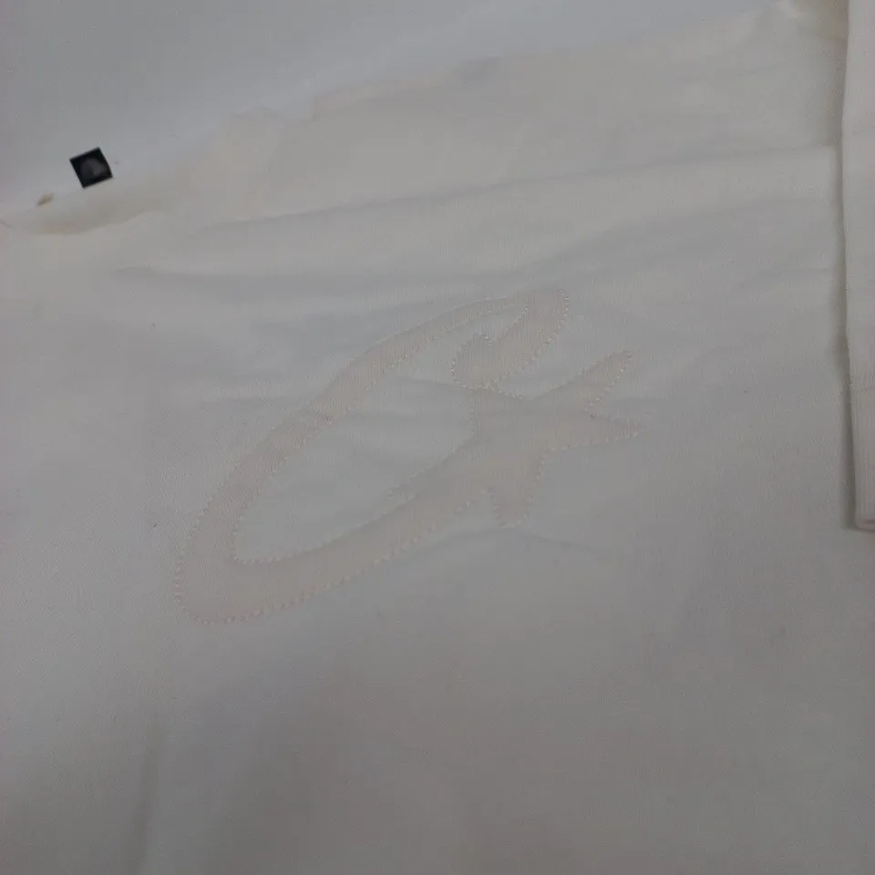 CORTEIZ RULES THE WORLD - WHITE CLOTHING ITEM WITH BRAND LABEL M