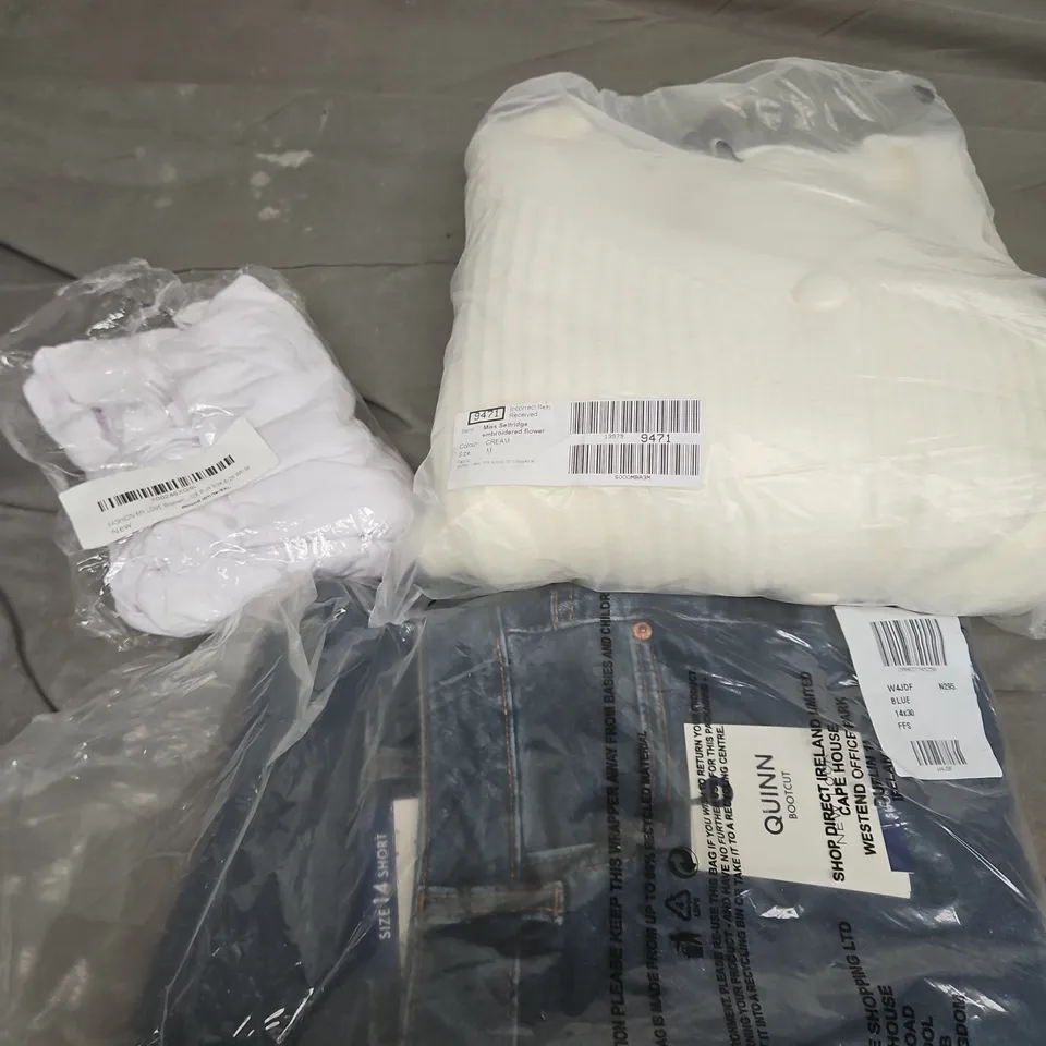 APPROXIMATELY 25 ASSORTED CLOTHING PRODUCTS IN VARIOUS STYLES & SIZES TO INCLUDE PANTS, T-SHIRTS, DRESSES ETC