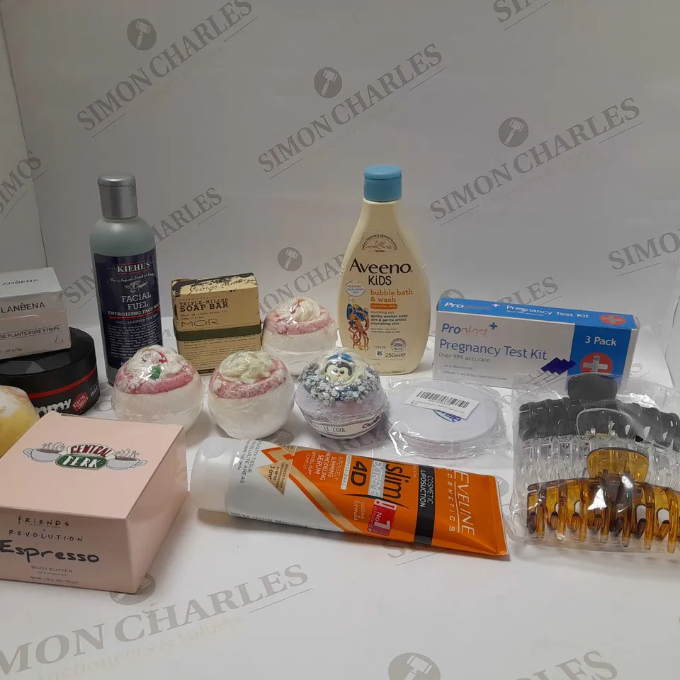 BOX OF APPROX 20 ASSORTED COSMETIC ITEMS TO INCLUDE BATH BOMBS, AVEENO AND KIEHLS