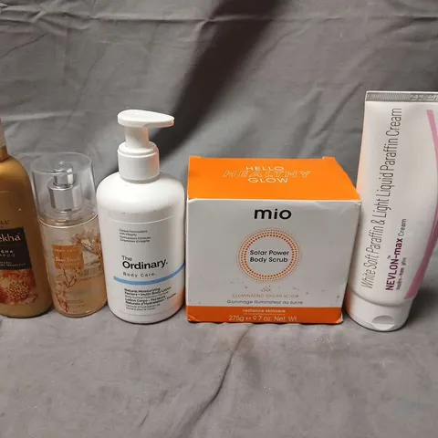 APPROXIMATELY 15 ASSORTED HEALTH & BEAUTY PRODUCTS TO INCLUDE NEVLON MAX CREAM, BODY SCRUBS AND THE ORDINARY