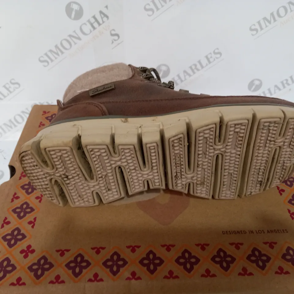 BOXED SKECHERS SYNERGY WARM TECH BOOTS, BROWN - SIZE 4