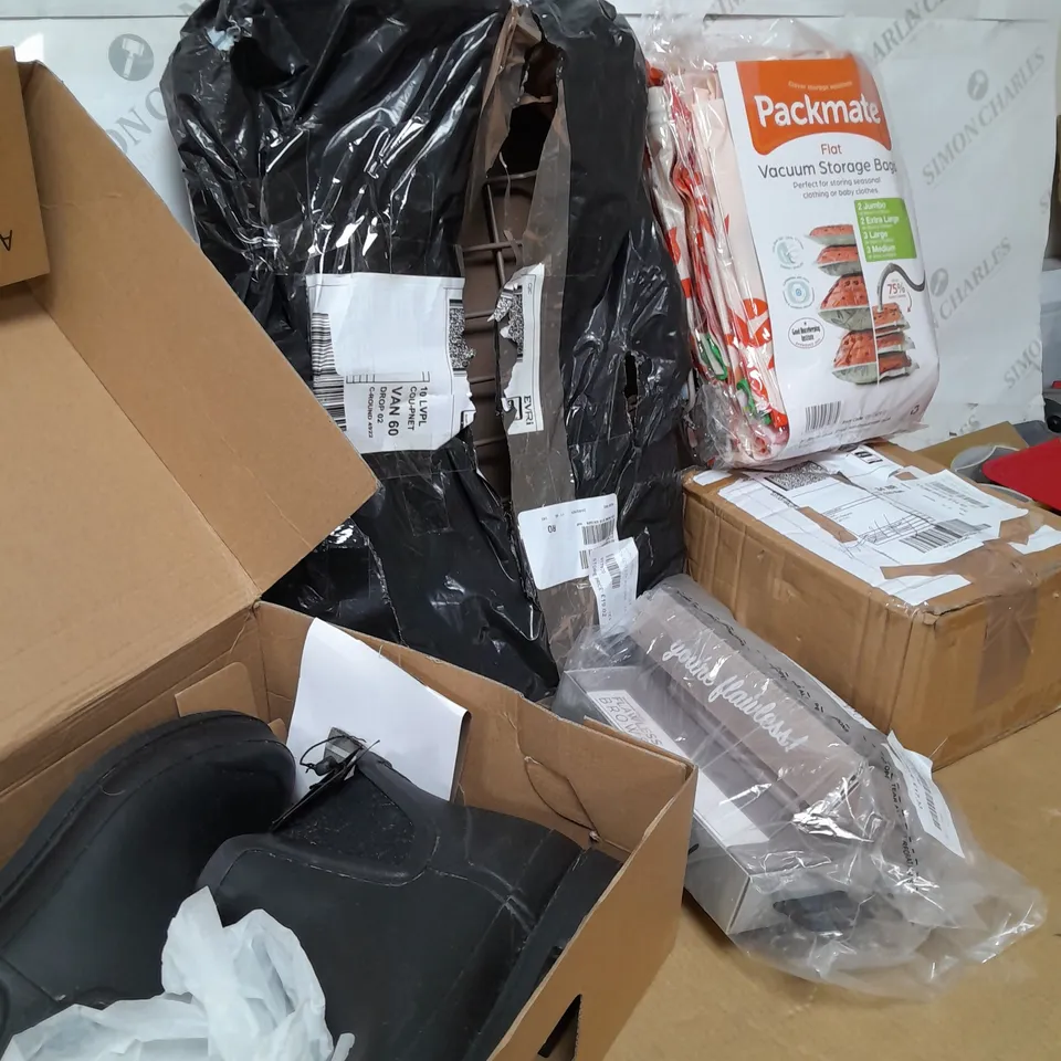 BOX OF APPROX 10 ASSORTED ITEMS TO INCLUDE - TRETORN SHOES, STORAGE BAGS, LIGHTS ETC