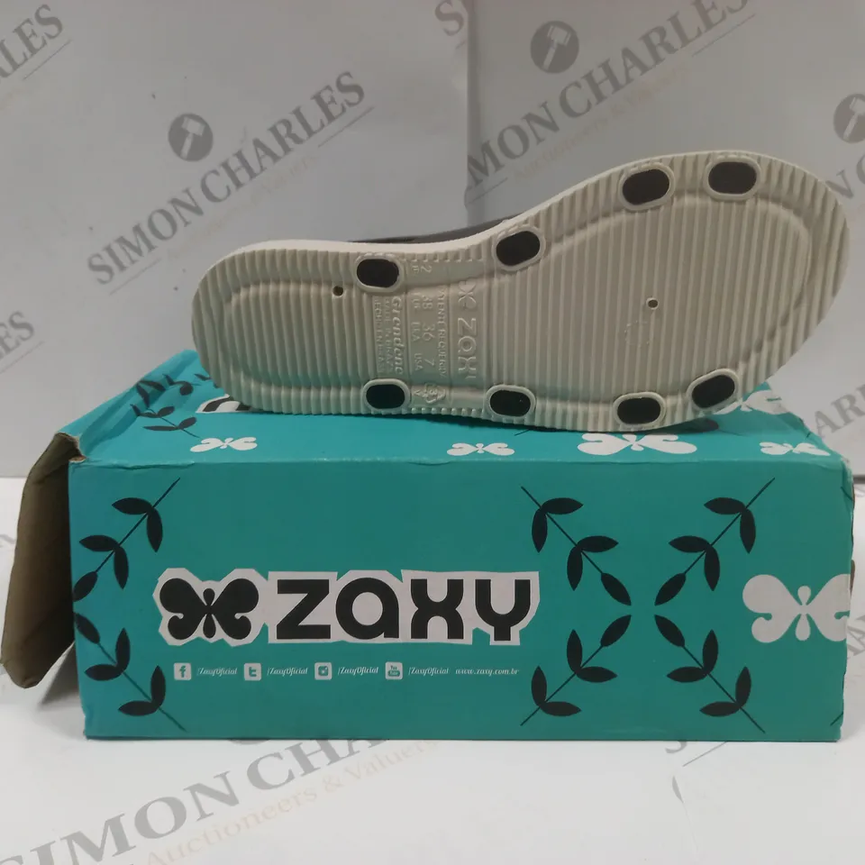 BOXED PAIR OF ZAXY MATCH SANDALS IN BLACK UK SIZE 5