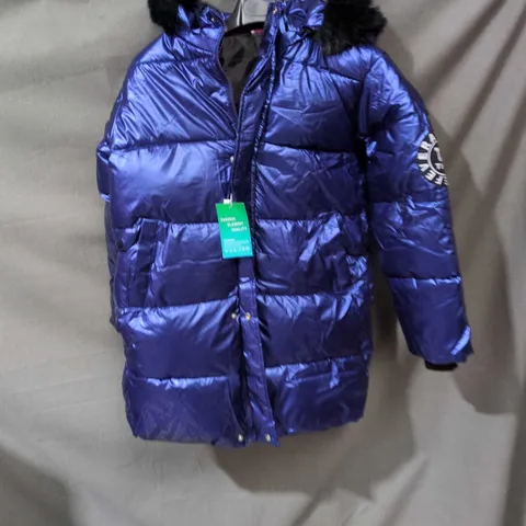 BOX OF APPROXIMATELY 20 ASSORTED CLOTHING ITEMS TO INCLUDE: BLUE PARKA AND THERMAL SHIRT 