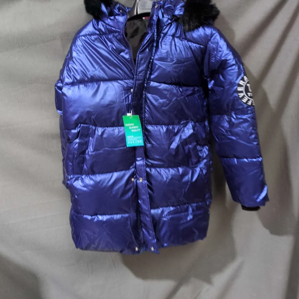 BOX OF APPROXIMATELY 20 ASSORTED CLOTHING ITEMS TO INCLUDE: BLUE PARKA AND THERMAL SHIRT