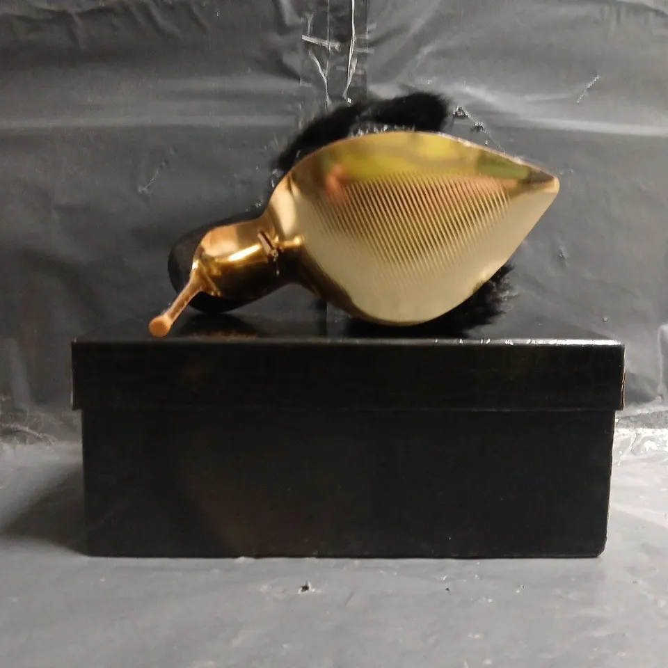 BOXED PAIR OF ANTONIO LEE OPEN TOE STILETTO HEELS IN BLACK/METALLIC GOLD SIZE EU 39