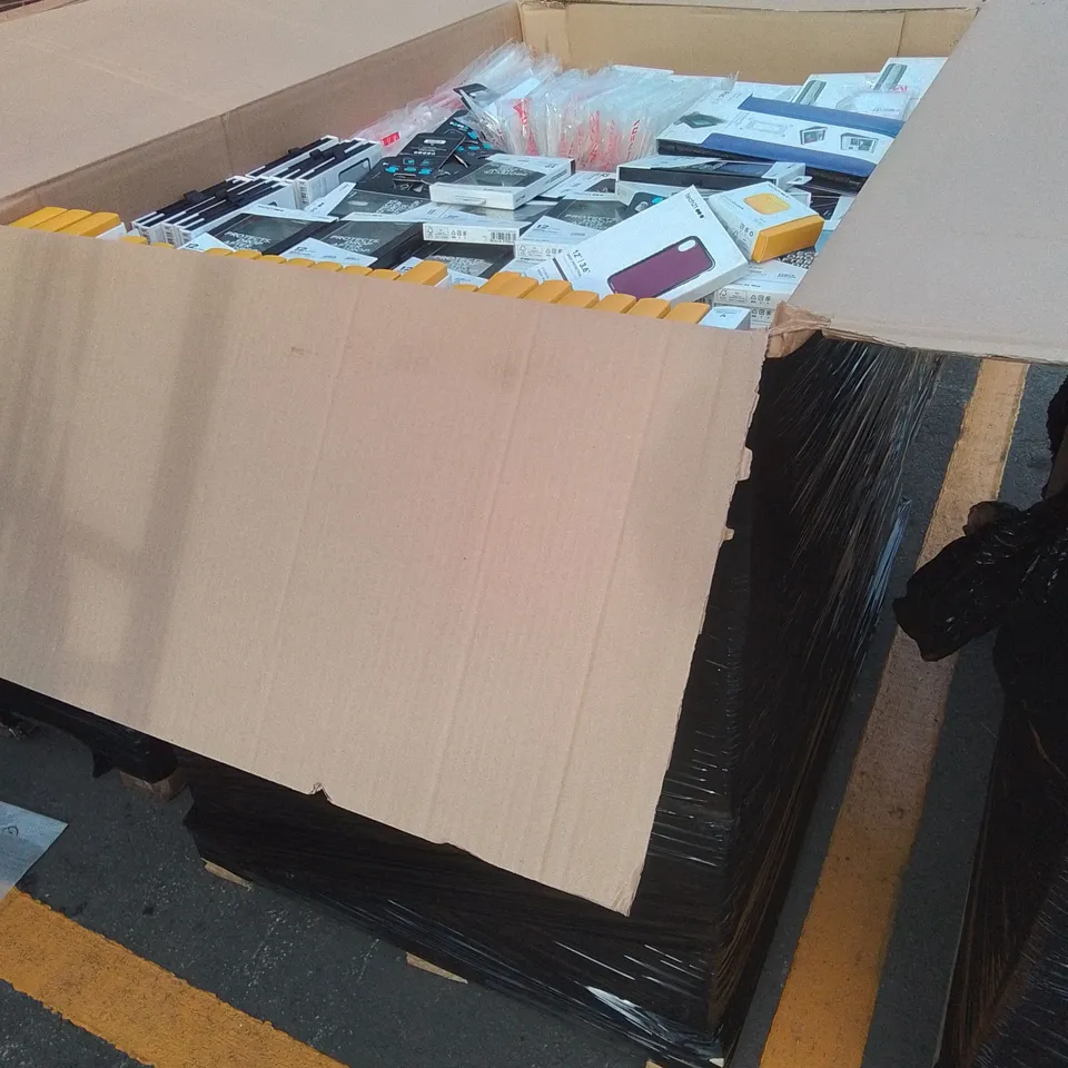 PALLET CONTAINING A LARGE QUANTITY OF ASSORTED BRAND NEW PHONE AND TABLET CASES 