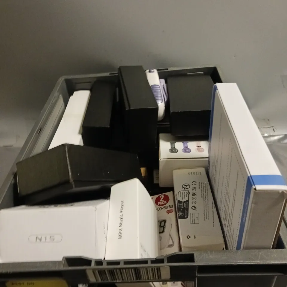 APPROXIMATELY 30 ASSORTED ELECTRICAL ITEMS TO INCLUDE FANS ,  ANTENNA , CHARGING CABLES , ETC