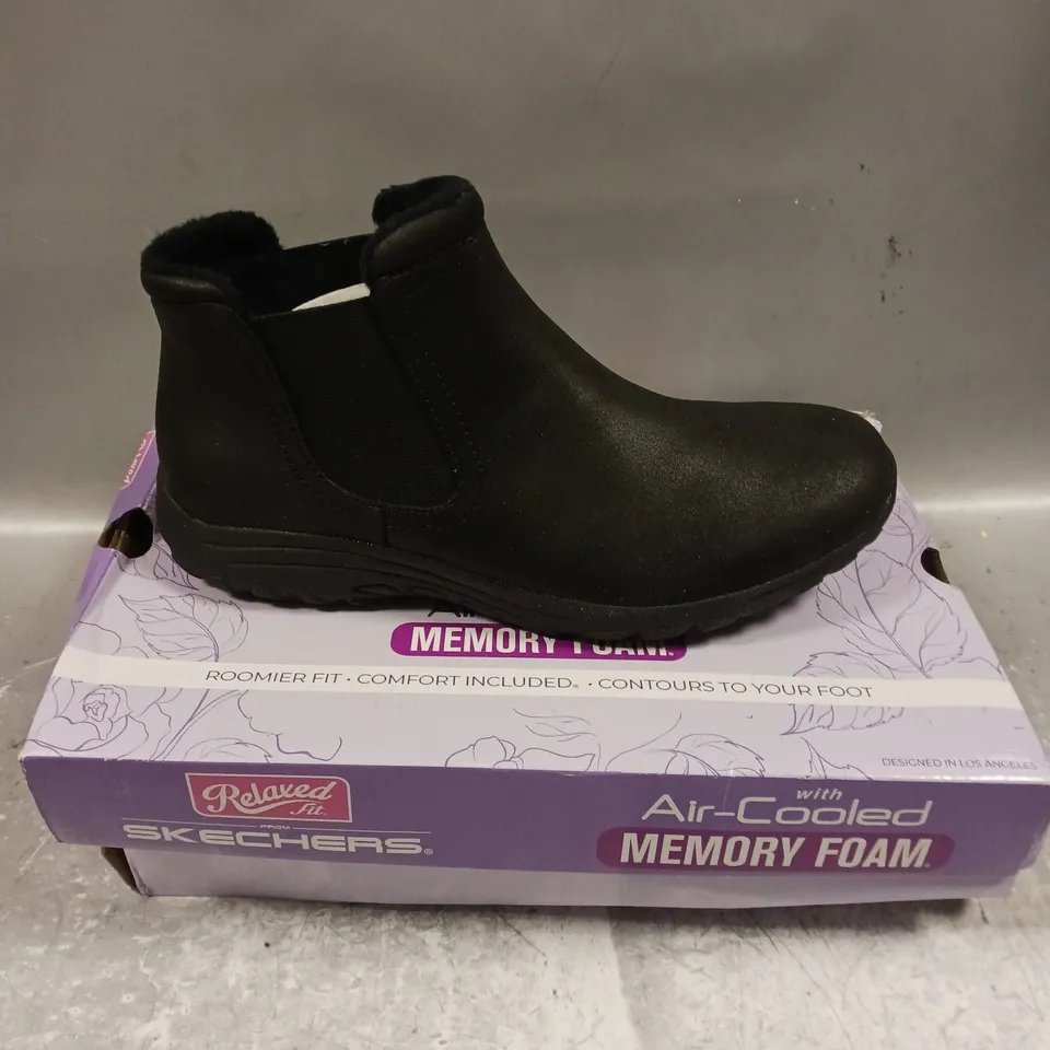 BOXED PAIR OF SKECHERS NEW YORKER BOOTS - 6