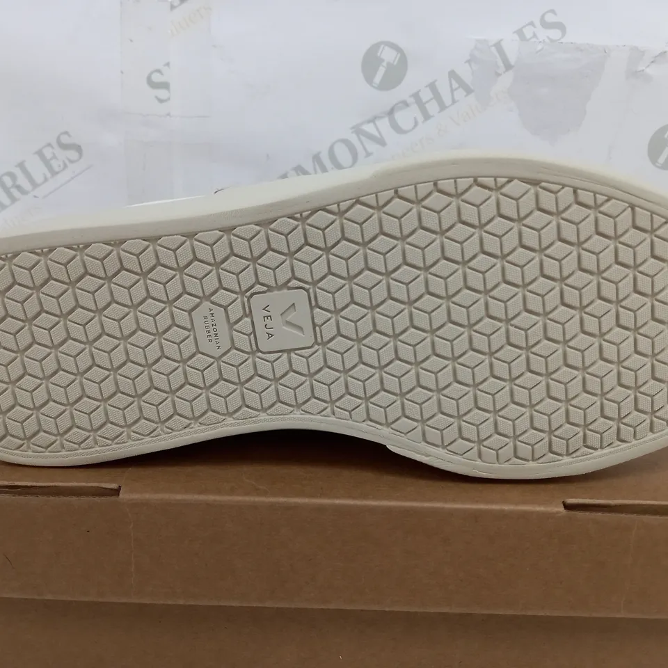 BOXED VELA COMPO CHROMEFREE LEATHER WHITE TRAINERS - UK 7 