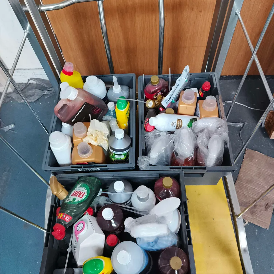 APPROXIMATELY 38 BOTTLES OF ASSORTED HOUSEHOLD LIQUIDS INCLUDING CIF CLEAN BOOST MIRACLE CLEAN , FABULOSA DAZZLING BATHROOM , FABULOSA FABRIC SOFTENER AND TRADE CHEM DISTILLED WATER