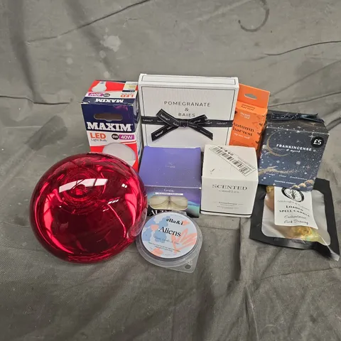 APPROXIMATELY 15 ASSORTED HOUSEHOLD ITEMS TO INCLUDE SCENTED CANDLES, TEALIGHTS, MAXIM LED LIGHT BLUBS, ETC