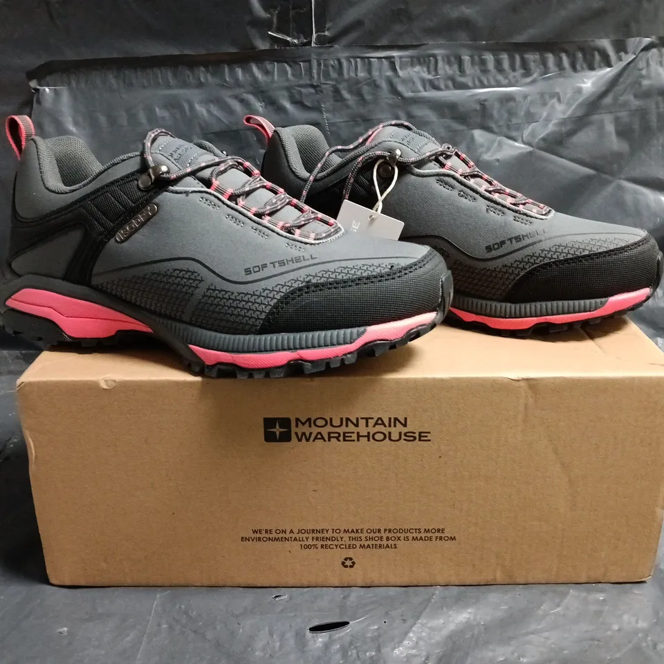BOXED PAIR OF MOUNTAIN WAREHOUSE COLLIE WOMENS WATERPROOF RUNNING SHOE IN GREY/RED SIZE UK 5