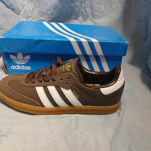 ADIDAS SAMBA OG UNISEX SNEAKERS – BROWN WITH WHITE THREE-STRIPE DETAILING, UK 6