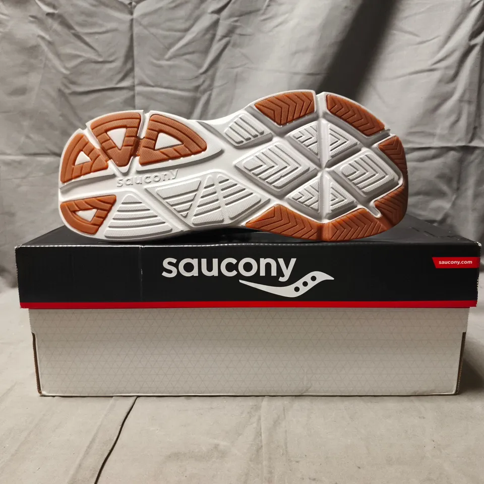 BOXED PAIR OF SAUCONY GUIDE 18 SHOES IN CARBON/ICEBERG SIZE UK 8