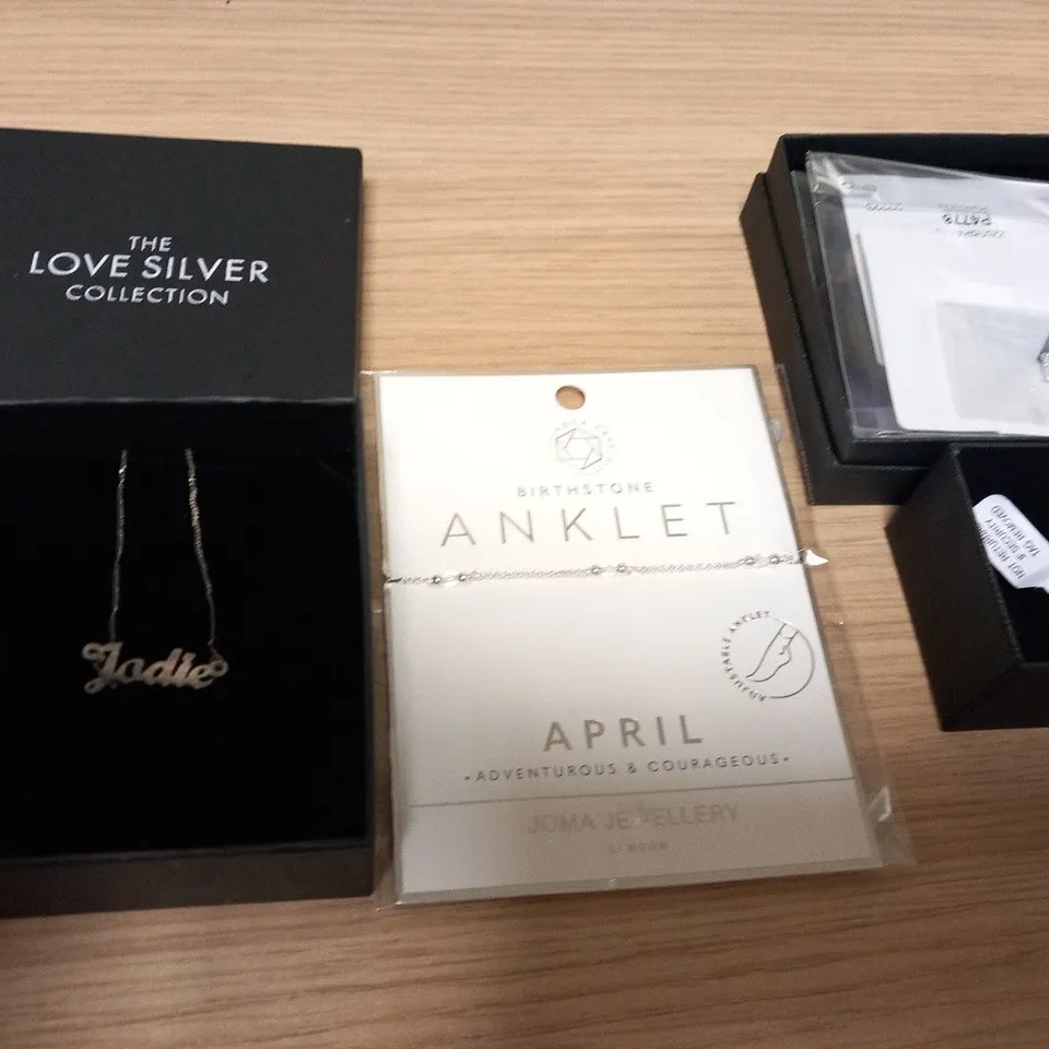 APPROXIMATELY 12 PIECES OF ASSORTED JEWELLERY TO INCLUDE; THE LOVE SILVER COLLECTION, BIRTHSTONE ANKLET AND 9CT WEDDING BANDS