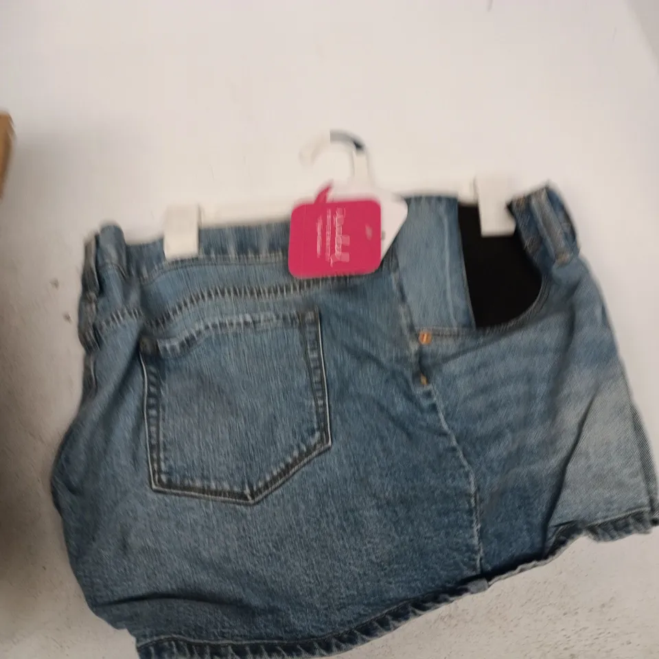 BOX OF APPROXIMATELY 12 ISABEL JEAN SHORTS ASSORTED SIZES