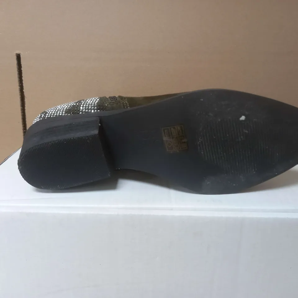 BOXED MODA IN PELLE LIGHT KHAKI HEEL BOOTS - UK 7