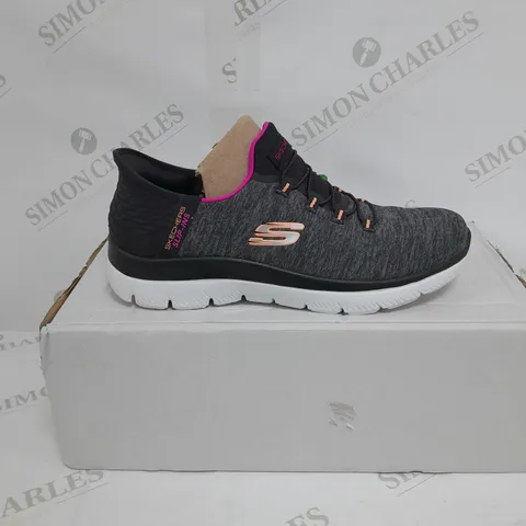 BOXED PAIR OF SKETCHERS SUMMIT SLIP ON TRAINER BLACK SIZE 4.5