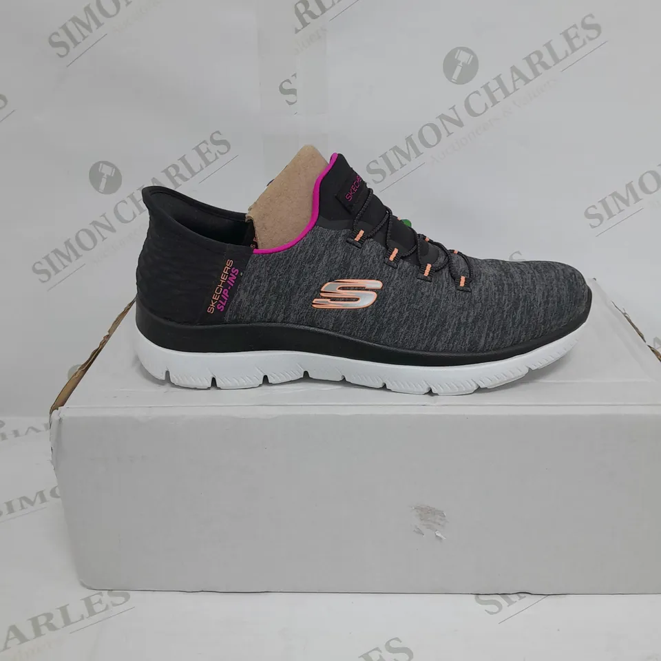 BOXED PAIR OF SKETCHERS SUMMIT SLIP ON TRAINER BLACK SIZE 4.5