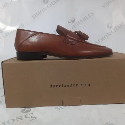 BOXED PAIR OF DUNE LONDON LEATHER TASSLE LOAFERS IN TAN EU SIZE 40