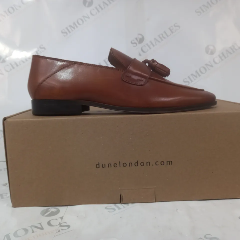 BOXED PAIR OF DUNE LONDON LEATHER TASSLE LOAFERS IN TAN EU SIZE 40