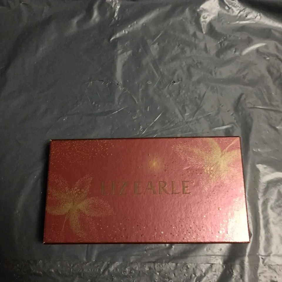 APPROXIMATELY 25 ASSORTED COSMETICS ITEMS TO INCLUDE 4 DR SQUANCH BARS, LOREAL PURE CARBON SHOWER GEL AND LIZ EARLE RADIANT ROUTINE SET