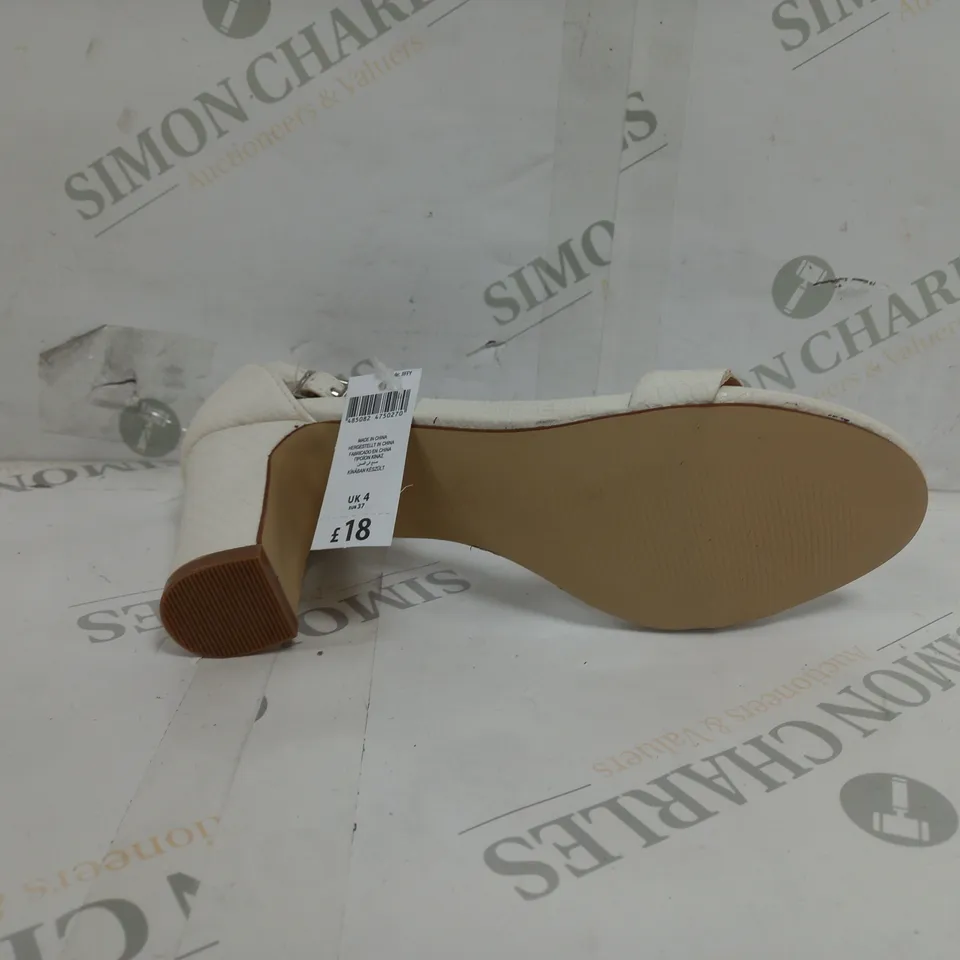 APPROXIMATELY 10 PAIRS OF PEACOCKS BLOCK HEELED SANDALS IN WHITE SIZE 4 