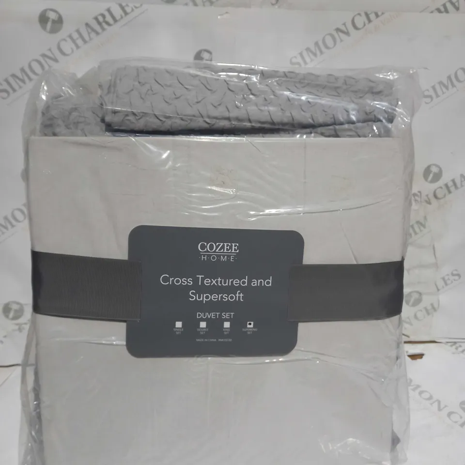 OUTLET SUPERSOFT BY COZEE HOME CROSS TEXTURED 4 PIECE DUVET SET IN GREY - SUPER KING SIZE 