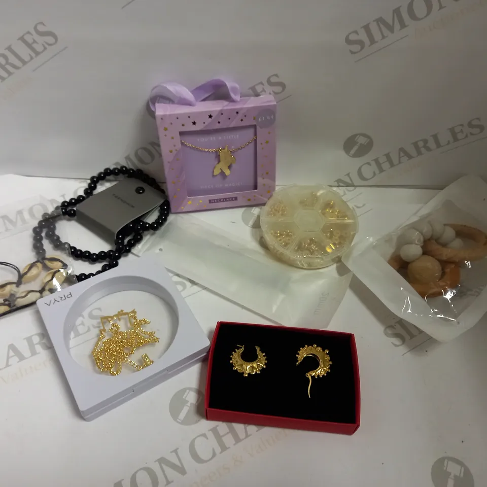 BOX OF APPROX 20 ASSORTED COSTUME JEWELLERY ITEMS INCLUDING EARRINGS, NECKLACES AND BRACELETS