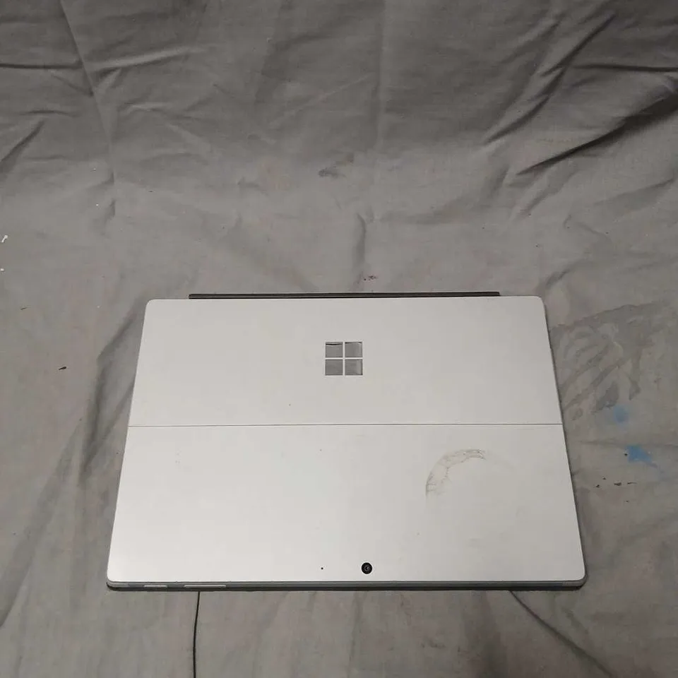 MICROSOFT SURFACE TABLET WITH KEYBOARD AND STAND – SILVER/GRAY