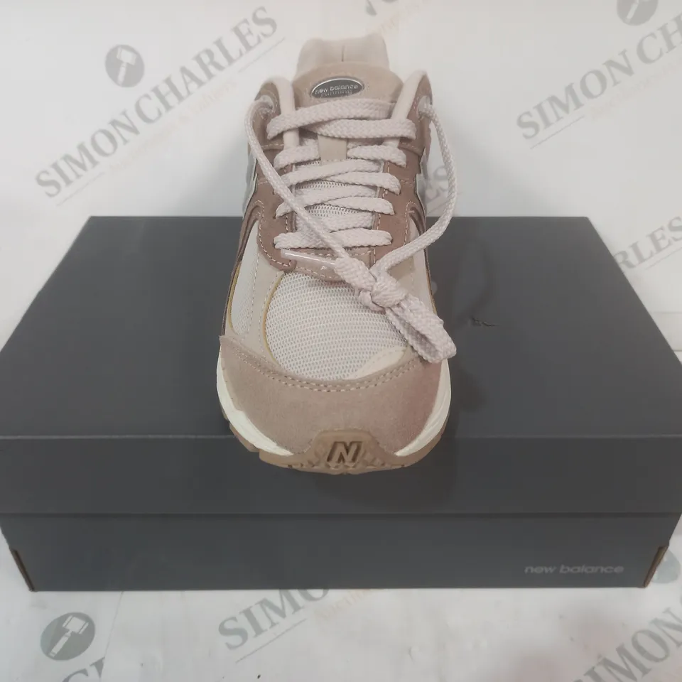 BOXED PAIR OF NEW BALANCE RUNNING SHOES IN BROWN/TAN/GREY UK SIZE 5