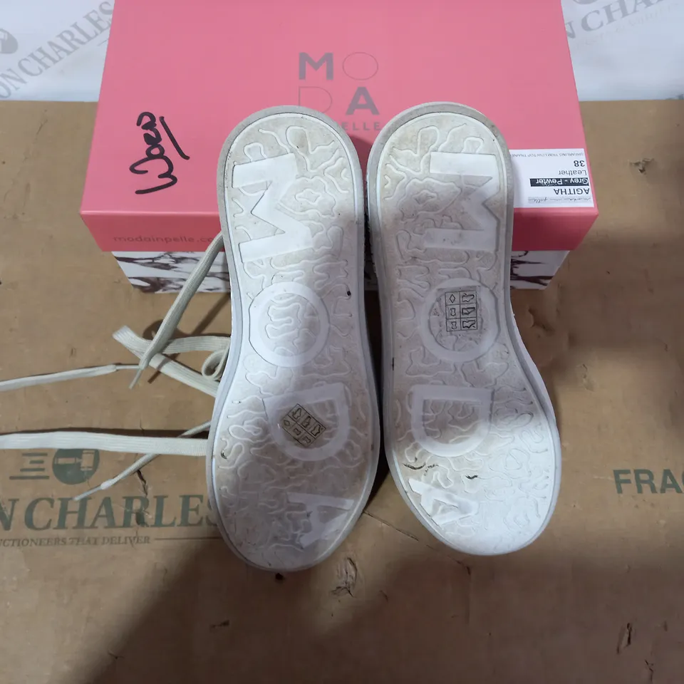 BOXED PAIR OF MODA IN PELLE TRAINERS- SIZE 38