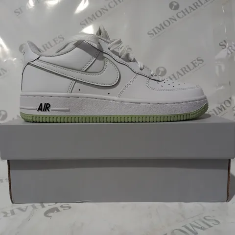BOXED PAIR OF NIKE AIR FORCE 1 SHOES IN WHITE/MINT GREEN UK SIZE 4