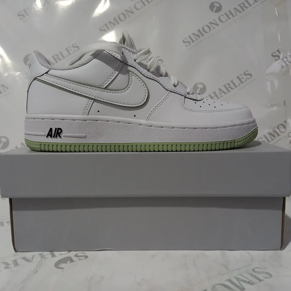 BOXED PAIR OF NIKE AIR FORCE 1 SHOES IN WHITE/MINT GREEN UK SIZE 4