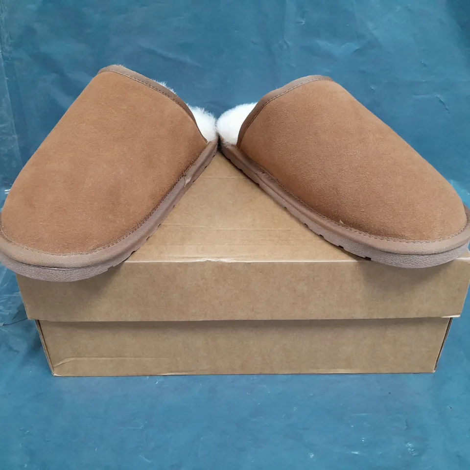 BOXED PAIR OF UNBRANDED MULE SLIPPERS IN CHESTNUT SIZE 9