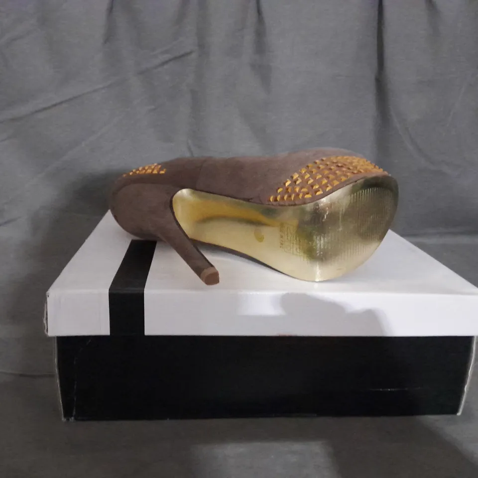APPROXIMATELY 8 BOXED PAIR OF MILAYA KHAKI HEELED PLATFORM SHOES IN VARIOUS SIZES TO INCLUDE SIZE 38 