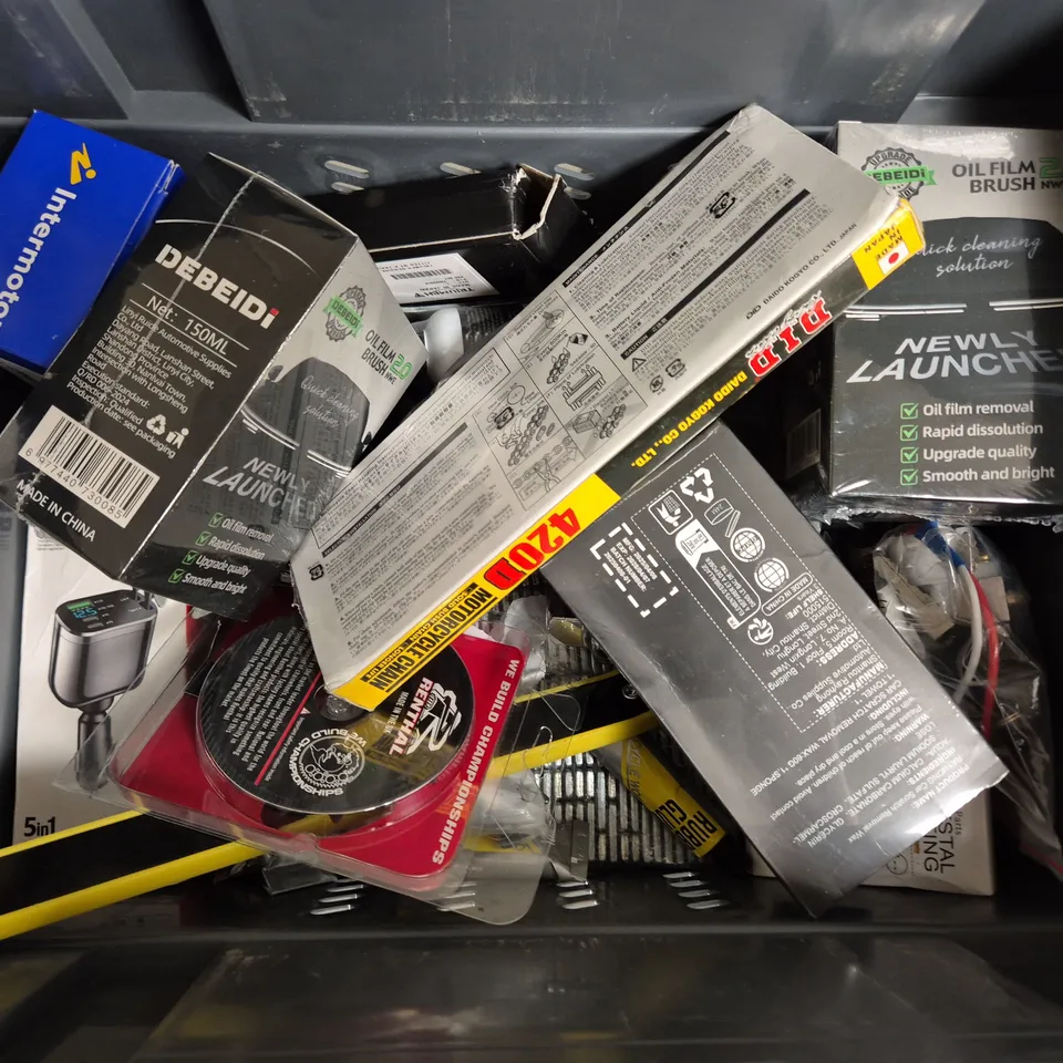 APPROXIMATELY 12 ASSORTED VEHICLE PARTS & ACCESSORIES TO INCLUDE MOTORCYCLE CHAIN, OIL FILM 2.0 BRUSH NWE, CAR SCRATCH REMOVSL WAX, ETC