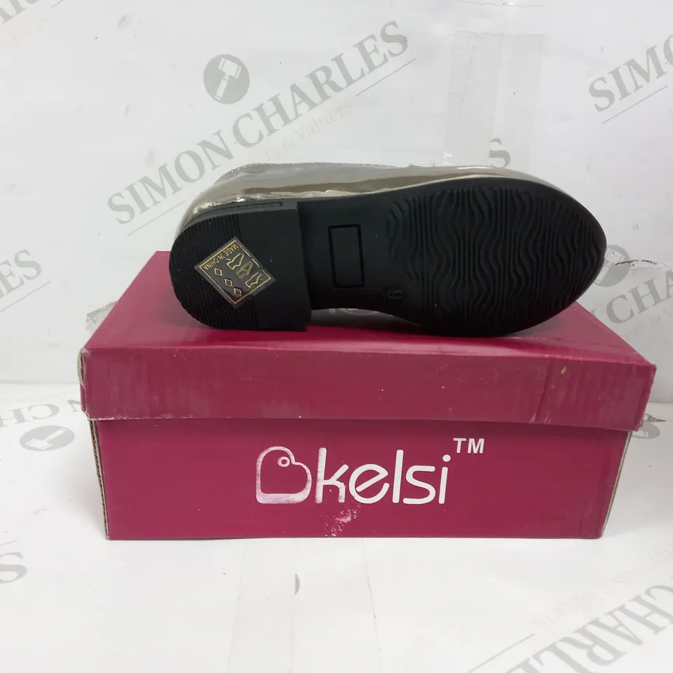APPROXIMATELY 14 BOXED PAIR OF KELSI KIDS BUTTERFLY EMBROIDERED LOAFERS IN GUN TO INCLUDE SIZES 1, 8, 9, 10, 11, 12, 13
