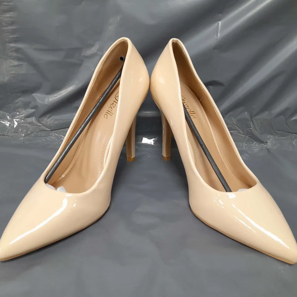 BOXED PAIR OF GIZELLE POINTED TOE HEELED SHOES IN BEIGE EU SIZE 40