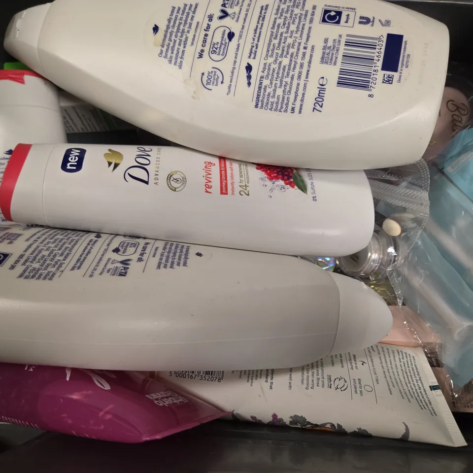 APPROXIMATELY 10 ASSORTED HEALTH & BEAUTY ITEMS TO INCLUDE - DOVE HYDRATE BODY WASH , BOOTS MOUTHWASH , SIMPLE REPLENISHING RICH MOISTURISER ETC
