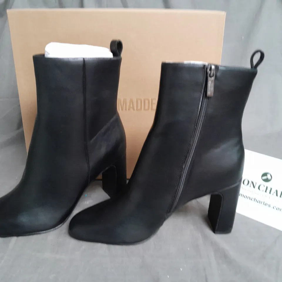 BOXED PAIR OF STEVE MADDEN ADELISA BLACK BOOTS - UK 9