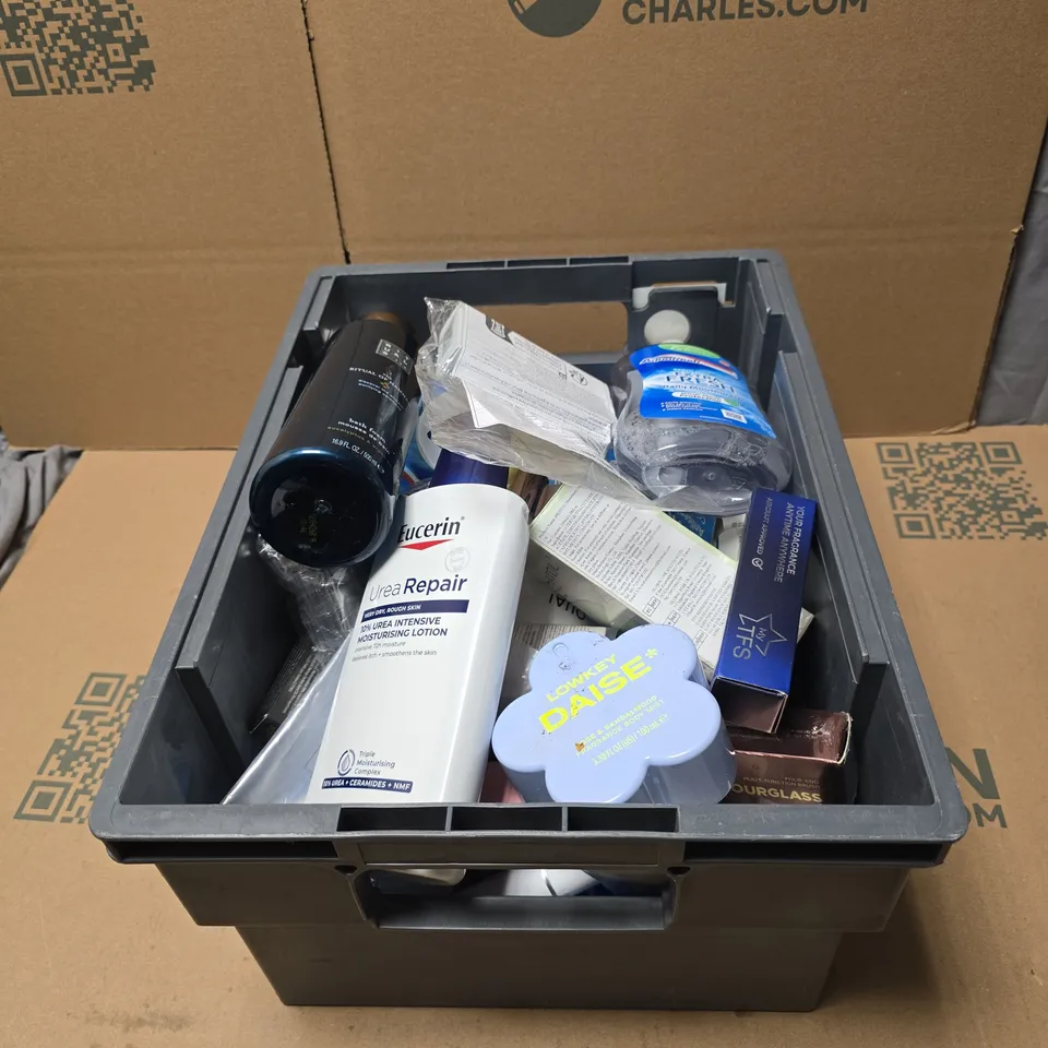 TOTE OF APPROXIMATELY 20 ASSORTED COSMETIC ITEMS TO INCLUDE AQUAFRESH MOUTHWASH, EUCERIN UREA REPAIR, RITUALS...BATH FOAM, DAISE LOWKEY ETC