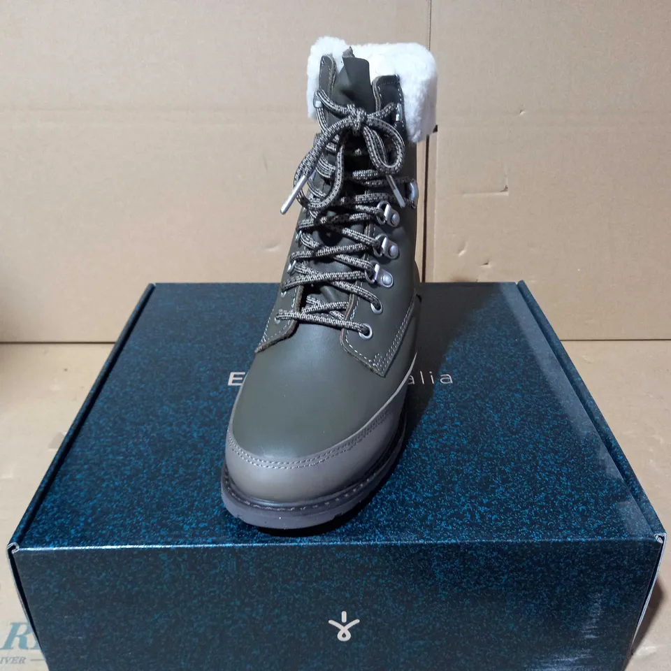 BOXED PAUR OF EMU OKAB FAUX LEATHER BOOTS IN DARK OLIVE UK SIZE 5