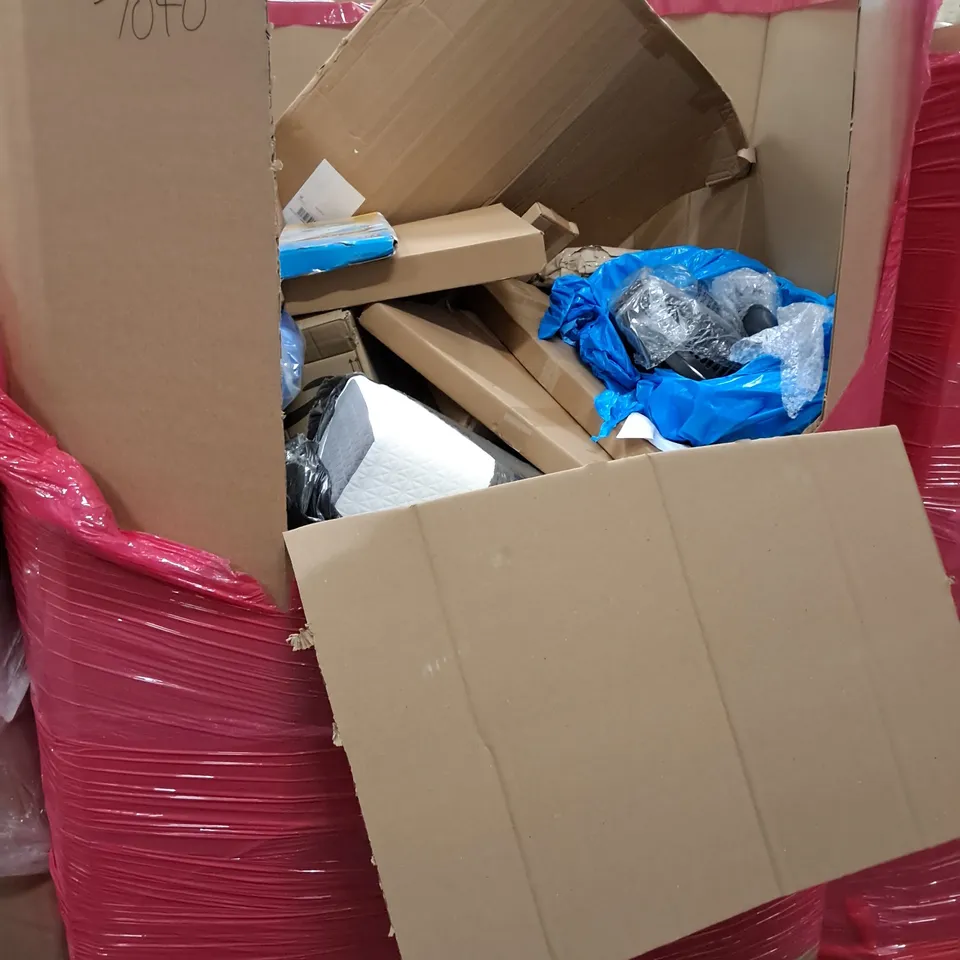 LOT OF ASSORTED HOUSEHOLD ITEMS TO INCLUDE STORAGE BASKETS, WALL CLOCK AND RETRACTABLE GATE 
