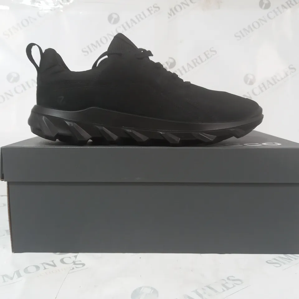 BOXED PAIR OF ECCO SHOES IN BLACK UK SIZE 8-8.5