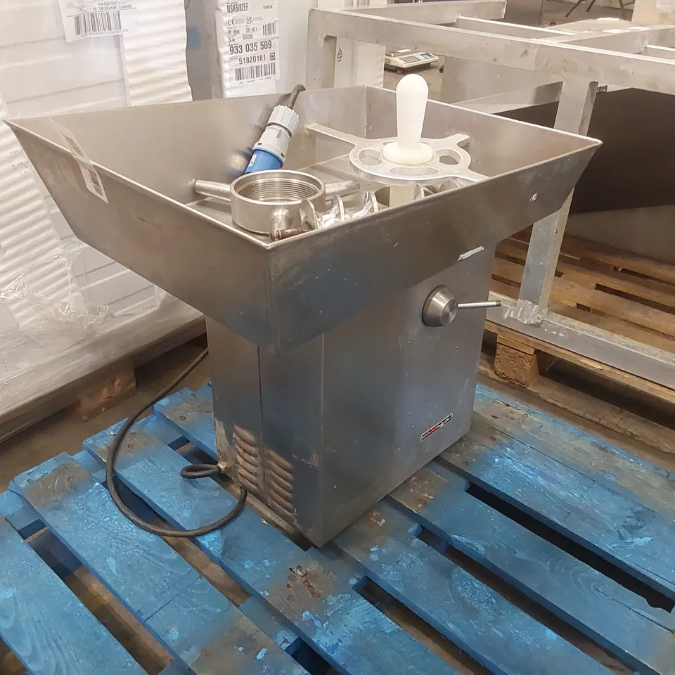COMMERCIAL MEAT GRINDER