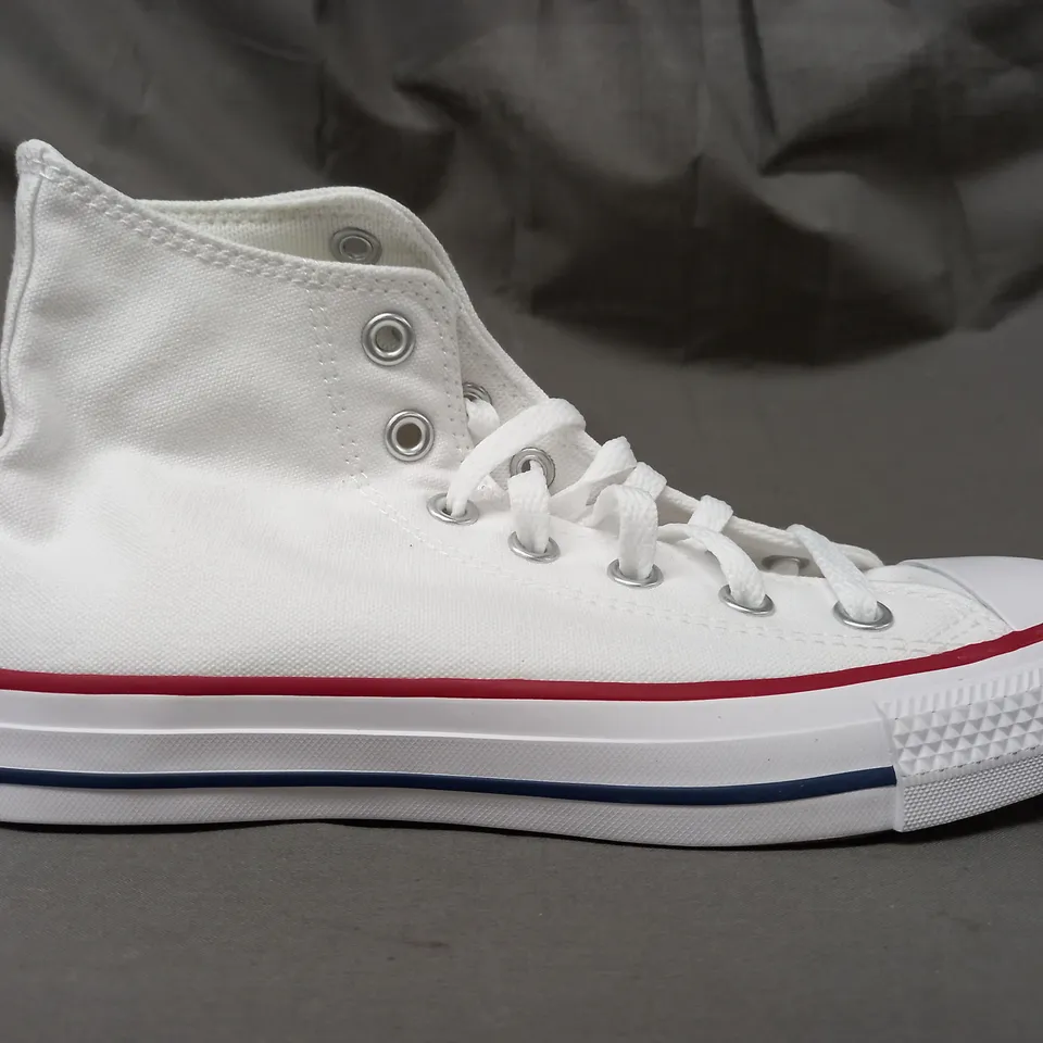 BOXED PAIR OF CONVERSE SHOES IN OPTICAL WHITE UK SIZE 5