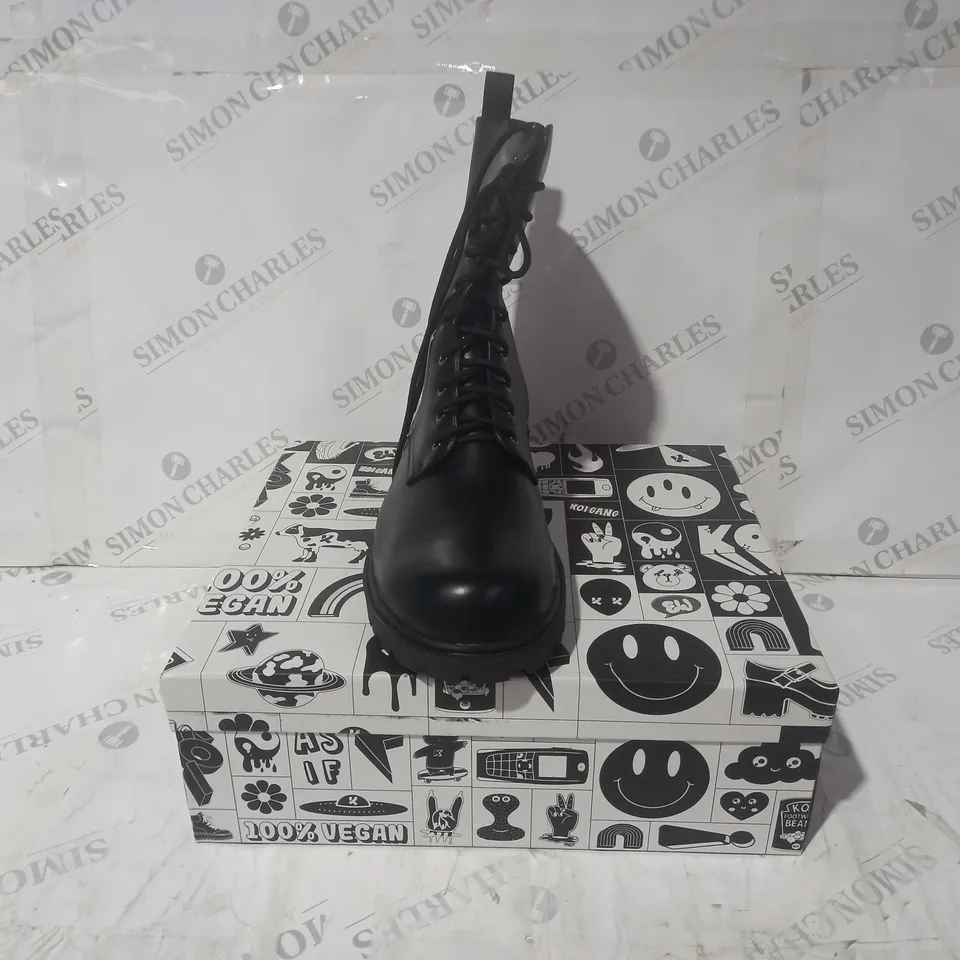 BRAND NEW BOXED PAIR OF KOI THE STATEMENT ANIMAL FREE VEGAN LEATHER MEN'S MILITARY BOOTS IN BLACK UK SIZE 12
