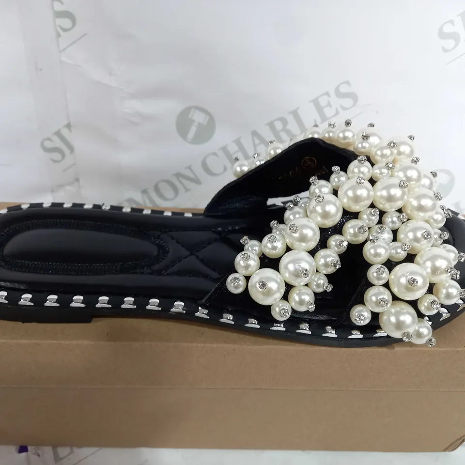 BOXED PAIR OF DESIGNER QUILTED OPEN TOE SANDALS IN BLACK WITH FAUX PEARL DETAIL - EU 38